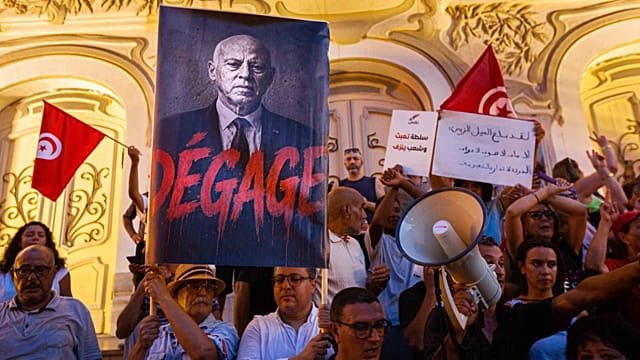 Tunisia president softens ‘fake news’ decree after criticism by rights groups